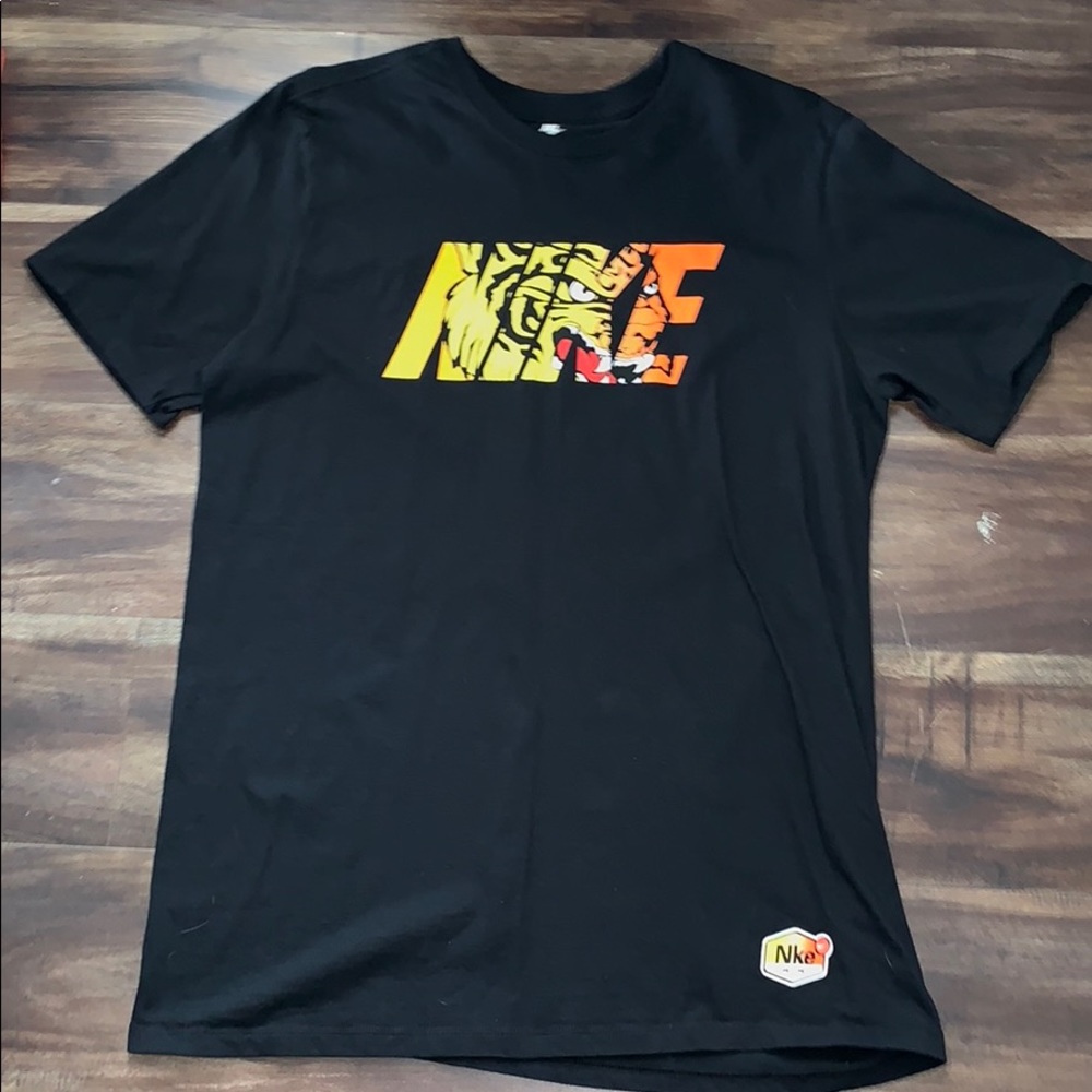 Black Nike T